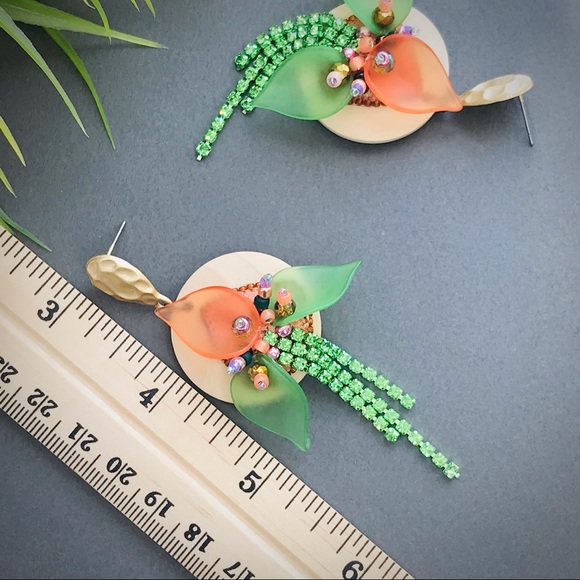 Earrings with a wood floral pendant - Picture 12 of 16